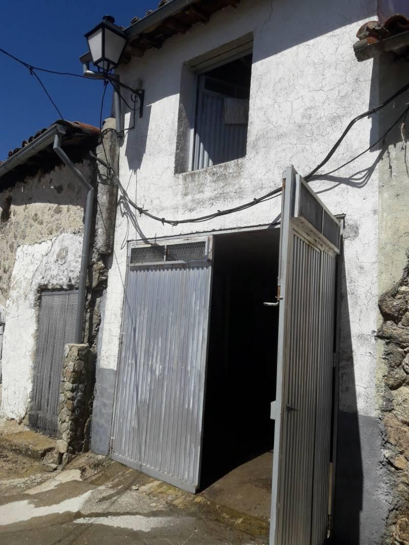 CASA A DOS CALLES CON GARAJE