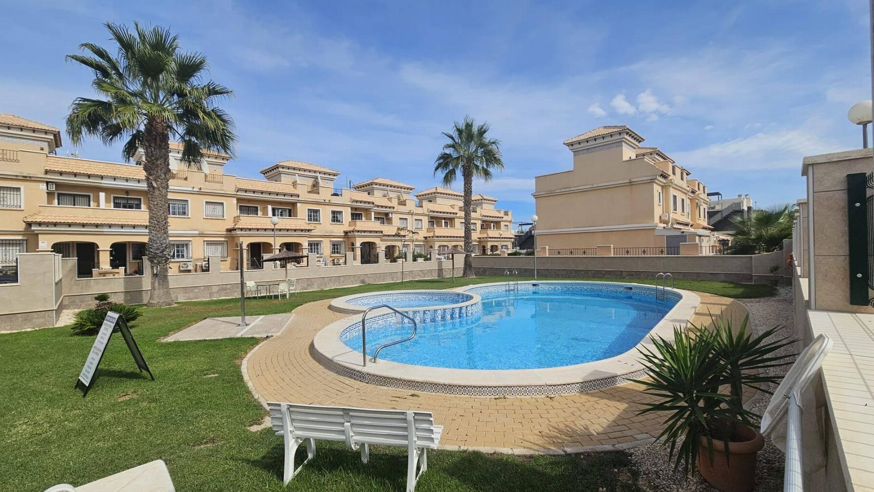 CHALET PAREADO EN ALICANTE,ORIHUELA COSTA