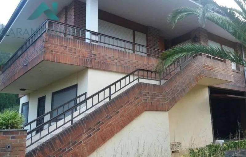SE VENDE CHALET EN LIMPIAS