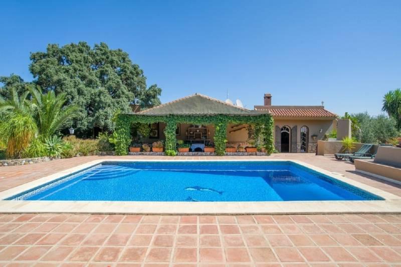 SE VENDE UNA FINCA DE PRIVADO 4600 M² DE TERRENO CON 2 CASAS Y 2 APARTAMENTOS CON PISCINA EN MáLAGA
